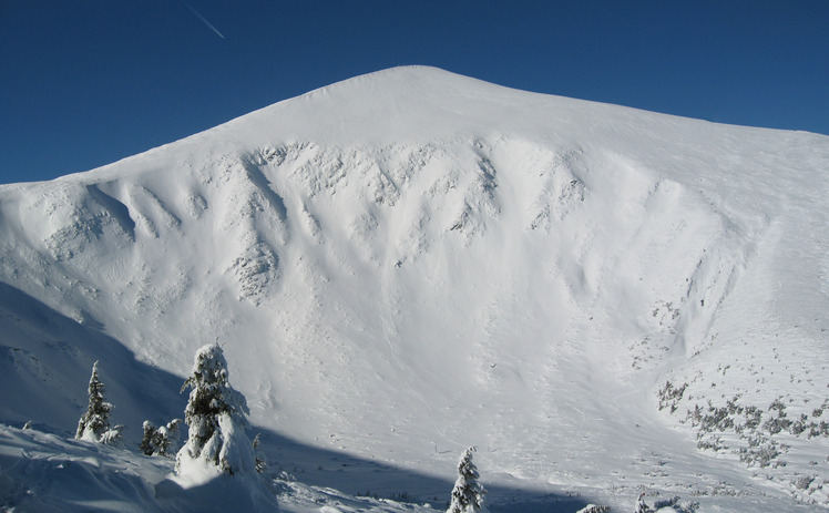 Hoverla in winter