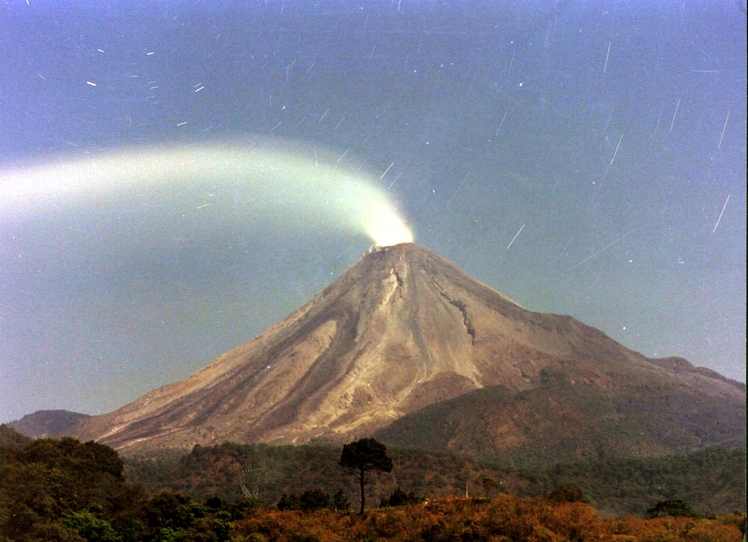 Actived volcano El colima, Nevado de Colima