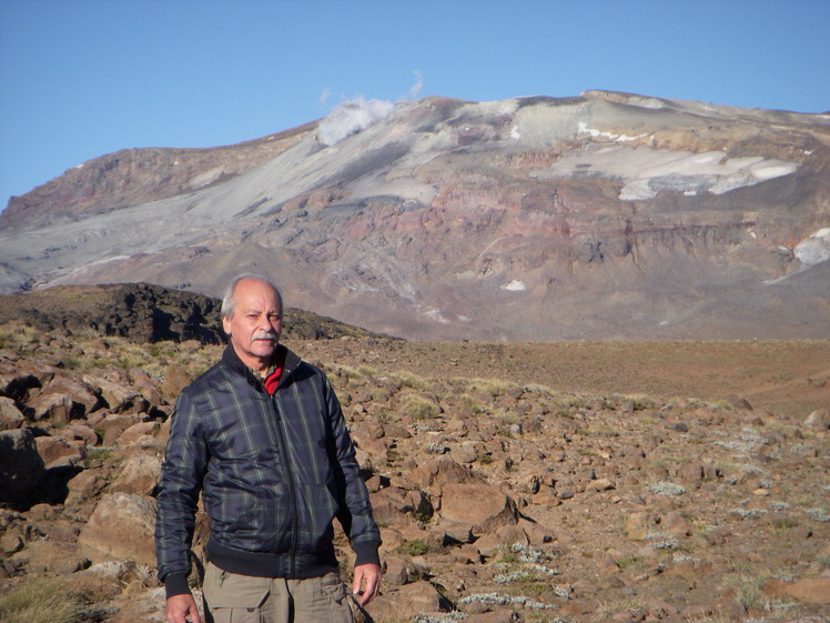 Volcan Copahue al fondo foto N. Ovando