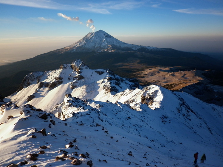 Popocatépetl a los pies del Iztacchíhuatl, Iztaccihuatl