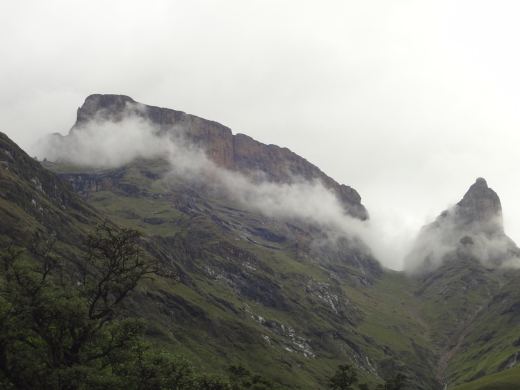 Champagne Castle seen from Cowl Fork