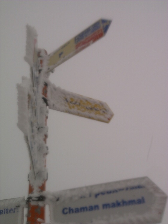 way sign in snow (by Alireza Dehghani, Tochal