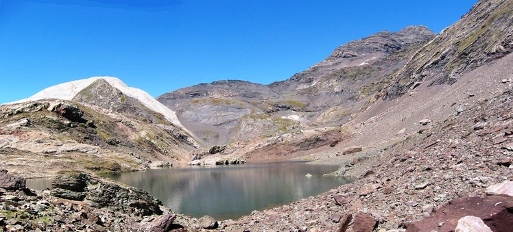 Peña Blanca y la Munia desde el Ibón Inferior de la Larri, Pic de la Munia