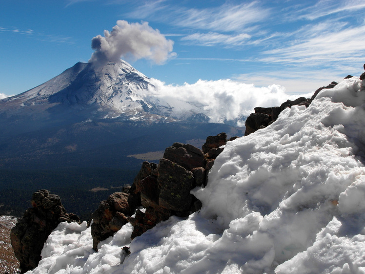 Popocatépetl view from Iztaccihuatl., Popocatepetl