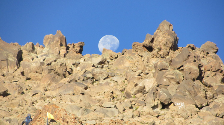 The Sabalan peak and Moon, سبلان