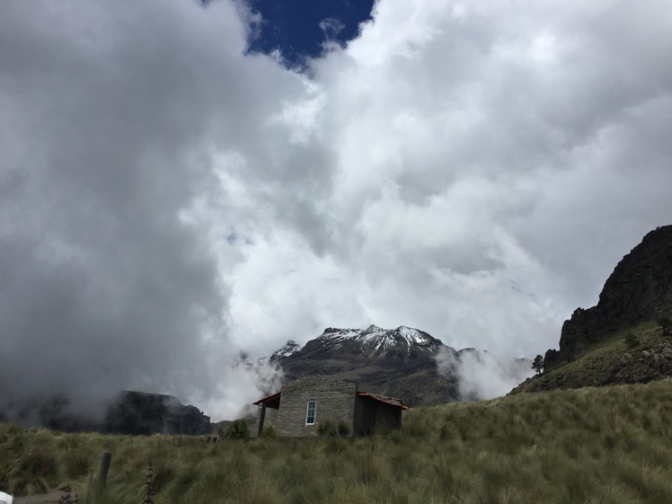 Izta entre las nubes, Iztaccihuatl