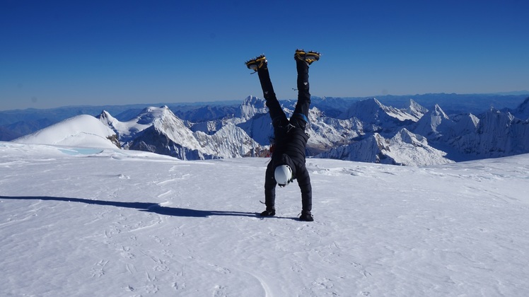 Handstand at the top of Huascaran Sur (6768m)