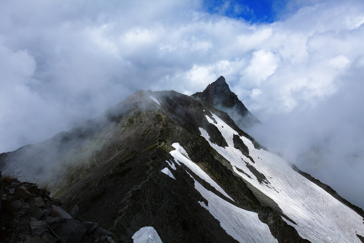 Yumigatake seen from OobaMi-dake, Yarigadake