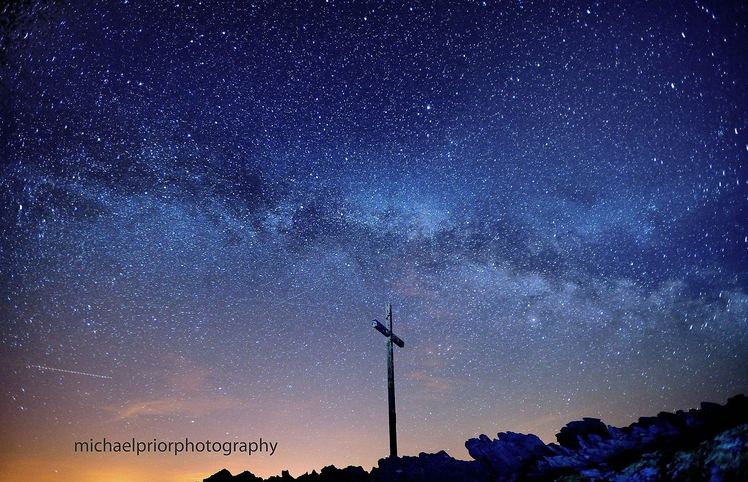 milkyway over carrauntoohil