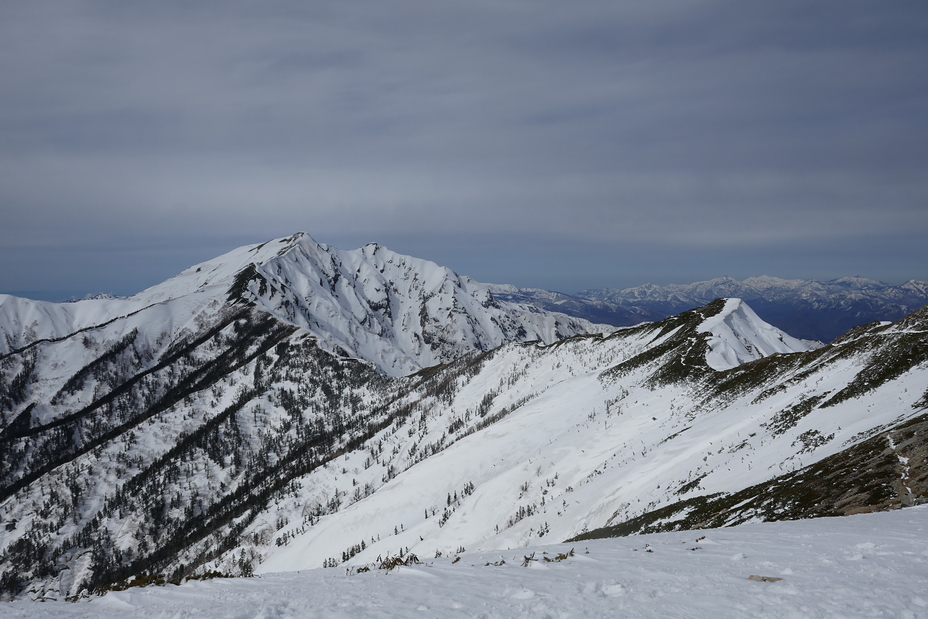 Twin peaks of Kashimayari from the southern peak of jiigatake, Kashima Yarigatake