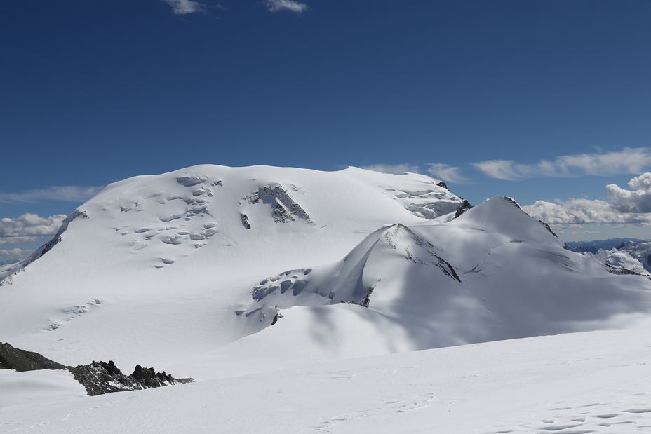 Khuiten peak view form Nairamdal peak, Khüiten Peak or Friendship Peak (友谊峰)