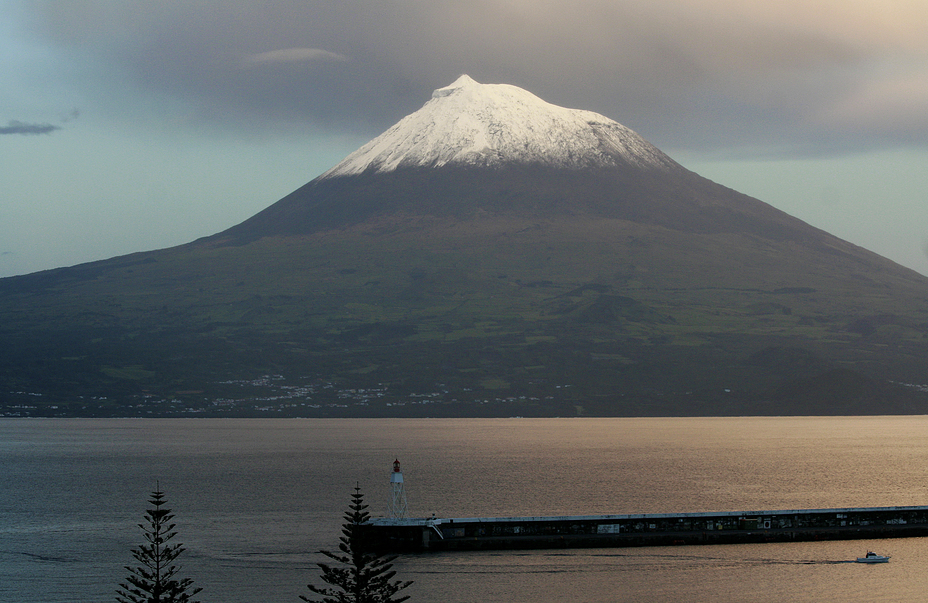 Pico Mountain at dusk, Montanha do Pico