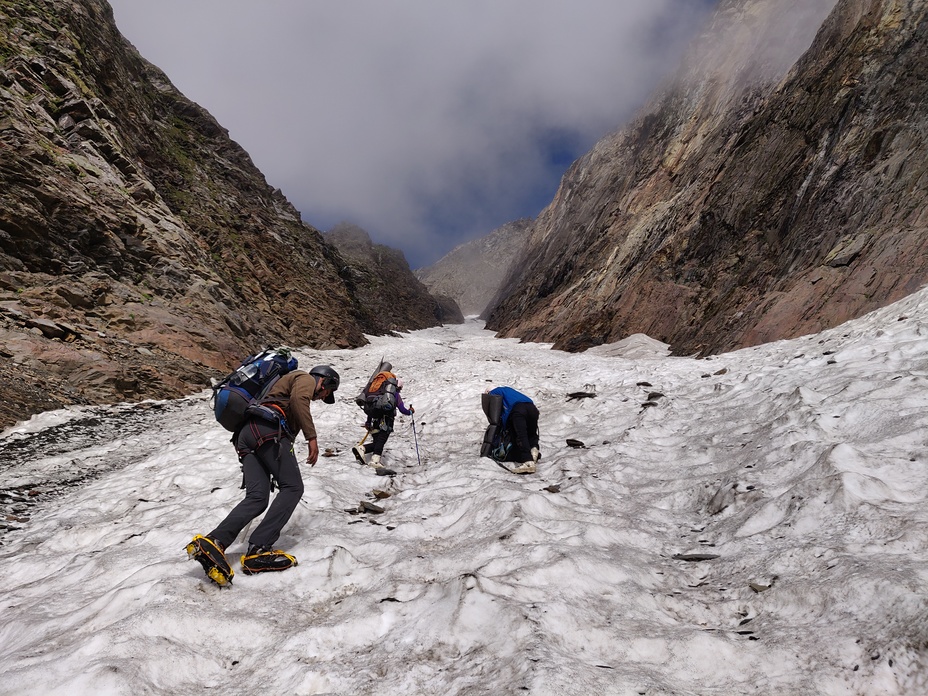 Climbing the Tentu gully, Mount Hanuman Tibba