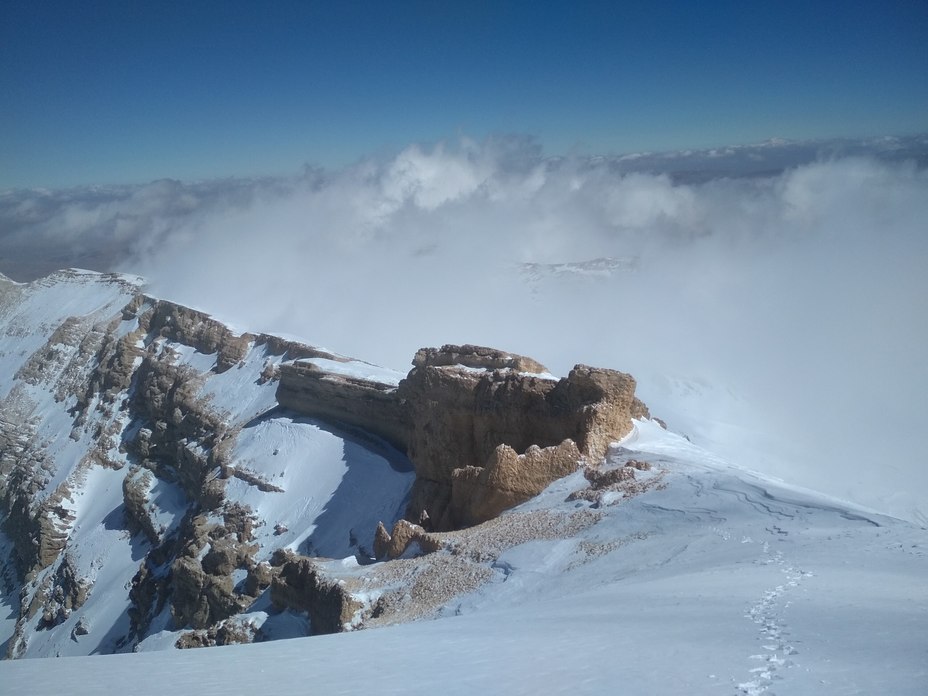 Ronj peak, Dena