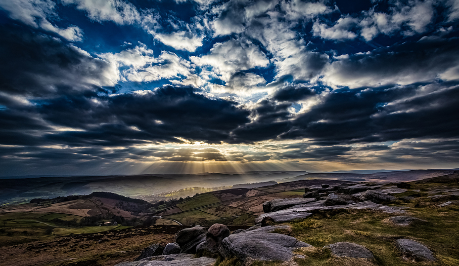 Sunbeams over Hope Valley, Higger Tor