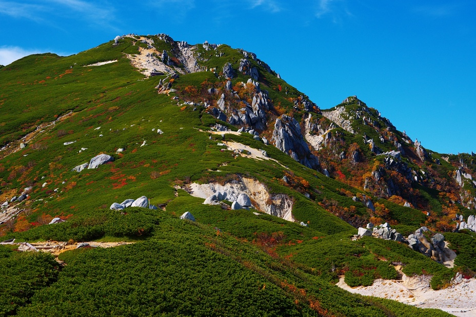 空木岳山頂と駒峰ヒュッテ, Mount Kisokoma