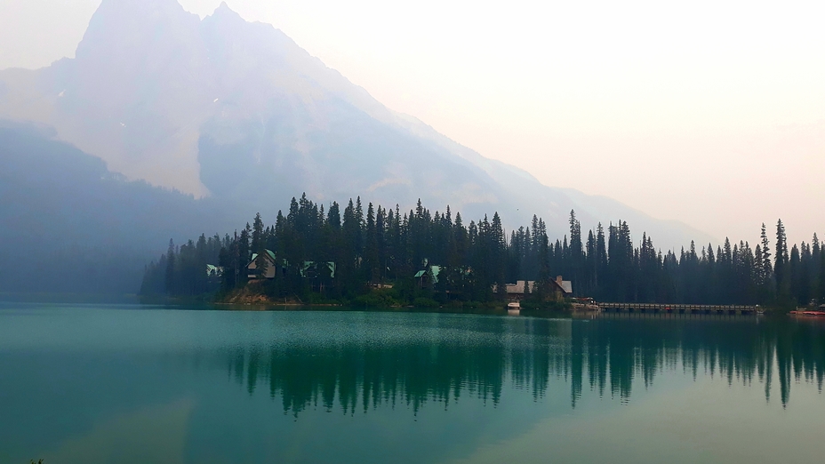 Emerald lake, Mount Victoria (British Columbia)