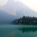 Emerald lake, Mount Victoria (British Columbia)