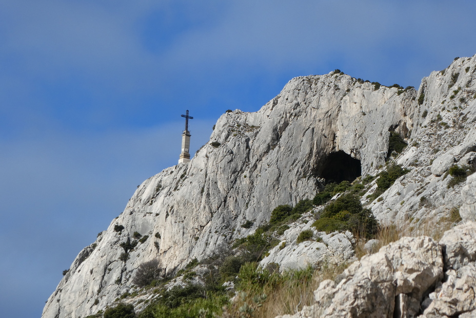 Croix de Provence et la grotte, Montagne Sainte Victoire