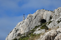 Croix de Provence et la grotte, Montagne Sainte Victoire photo