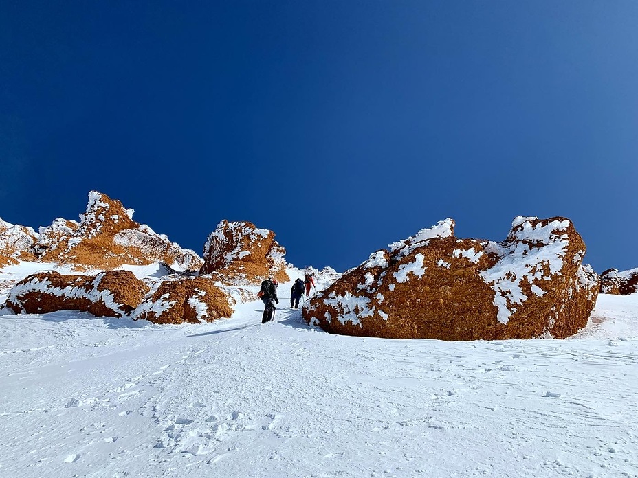 Red rocks, Mount Shasta