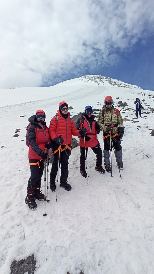 4700, Mount Elbrus