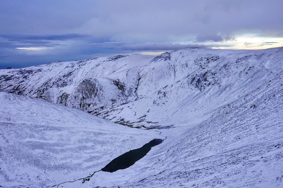 Edrych lawr at Llyn Caseg, Yr Elen