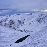 Edrych lawr at Llyn Caseg, Yr Elen