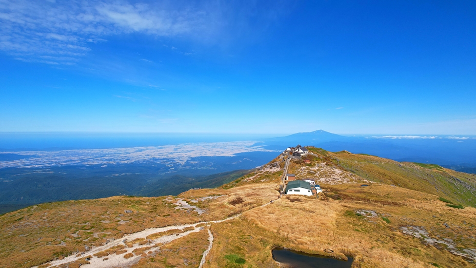 月山と鳥海山, Mount Gassan