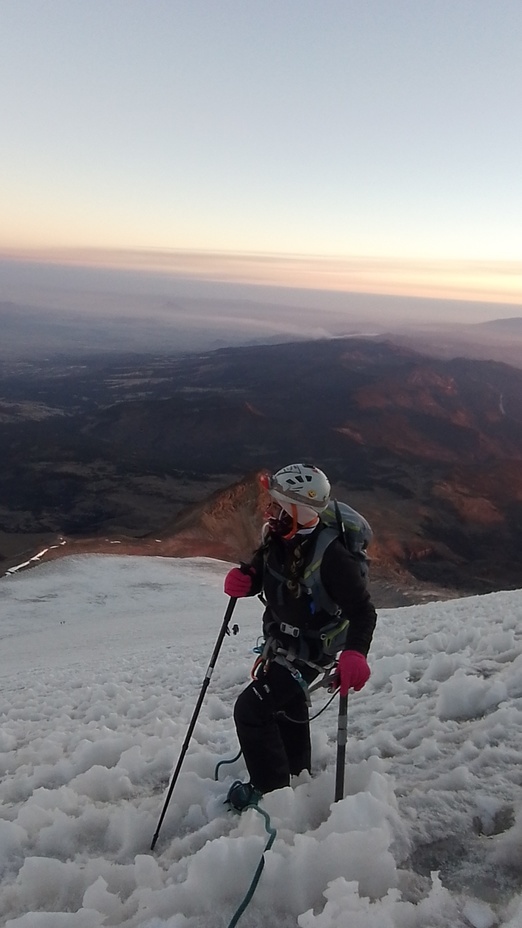 Vanessa Flores de Honduras en el glaciar del Citlaltepetl, Pico de Orizaba