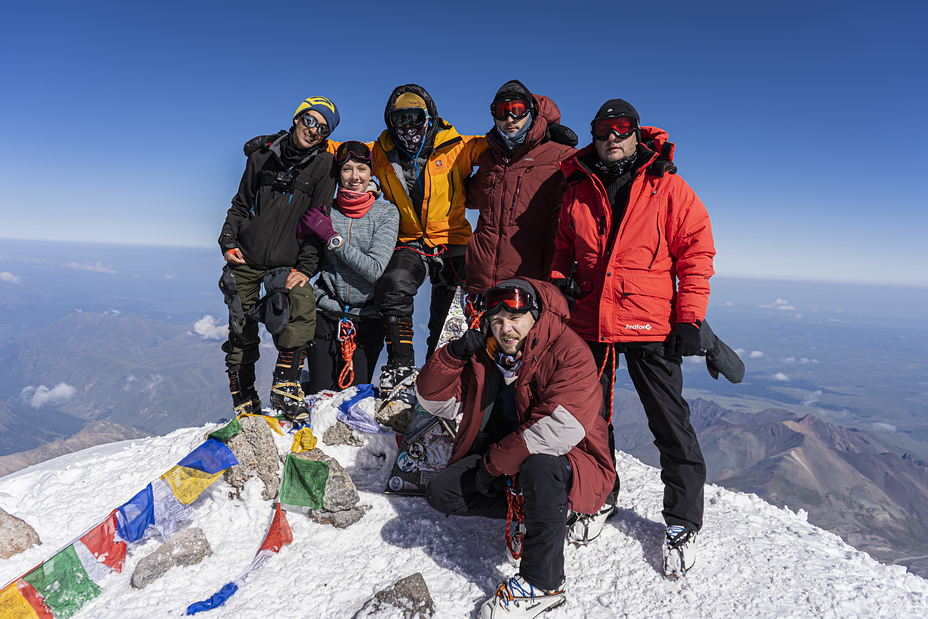 На вершине всем составом, Mount Elbrus