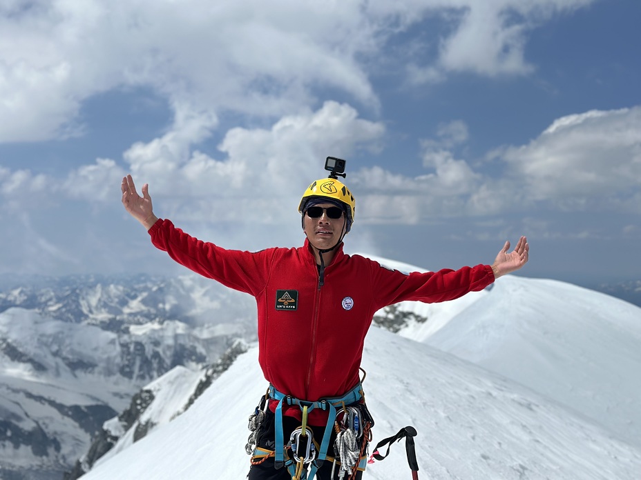 Khuiten peak, Khüiten Peak or Friendship Peak (友谊峰)