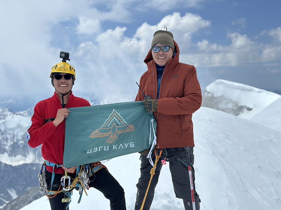 Khuiten peak, Khüiten Peak or Friendship Peak (友谊峰)