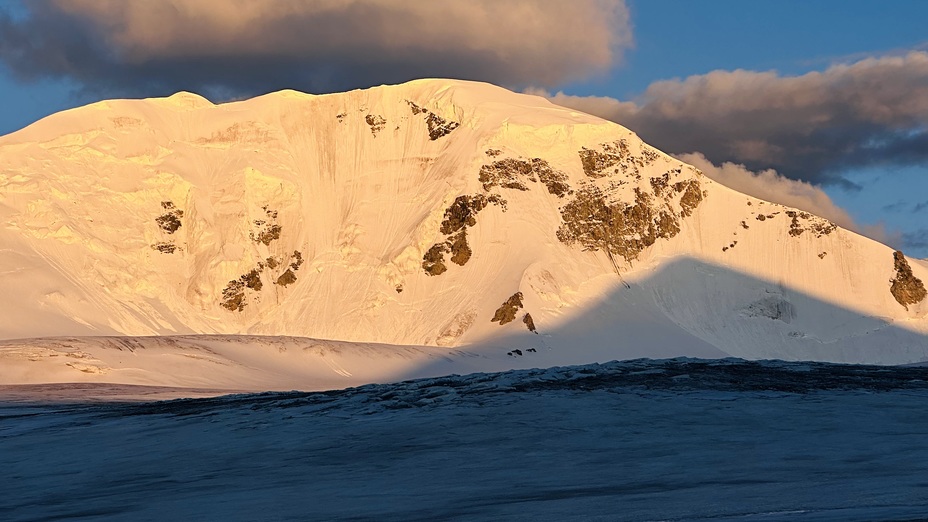 Khuiten peak, Khüiten Peak or Friendship Peak (友谊峰)