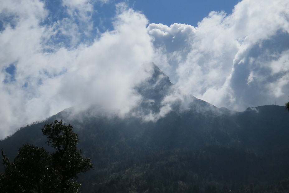 El Picacho entre nubes, Nevado de Colima