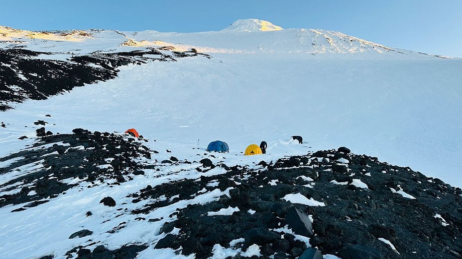 campamento base volcan lanin Peripillan Expediciones, Lanín