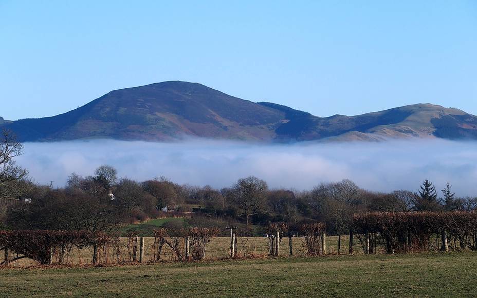 Foel Fenlli above mist