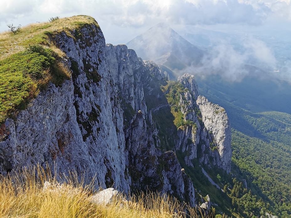 Suva mountain cliff 1810m, Trem - Suva planina