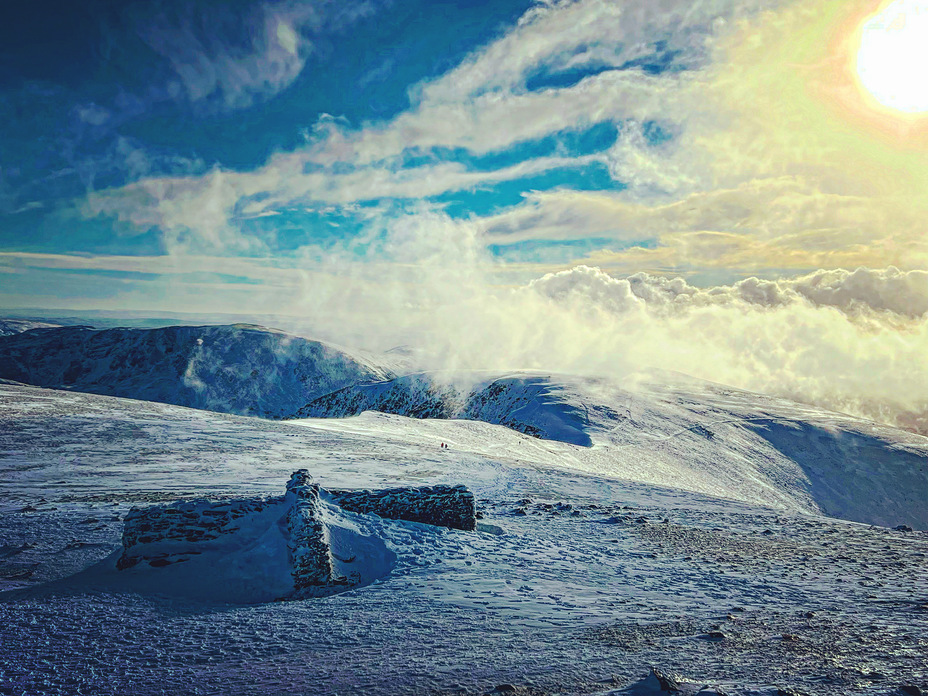 Helvellyn summit shelter