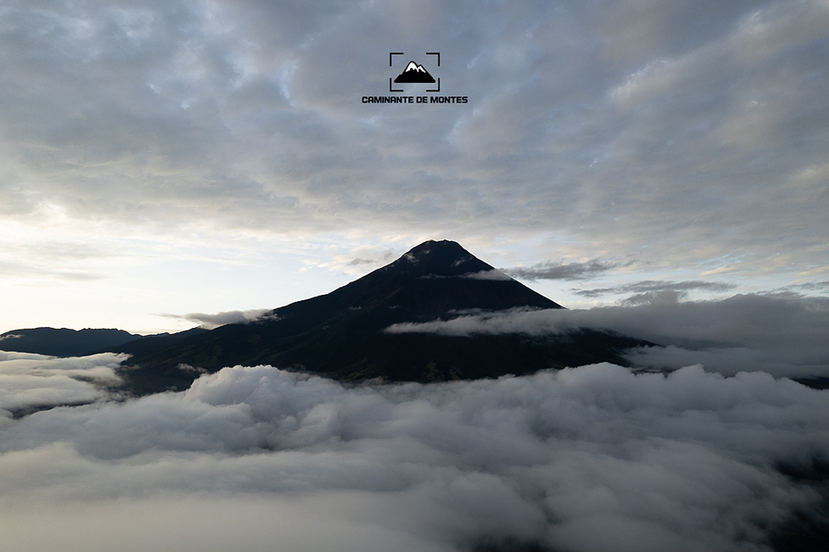 El Tungurahua sobre las nubes 