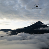 El Tungurahua sobre las nubes 