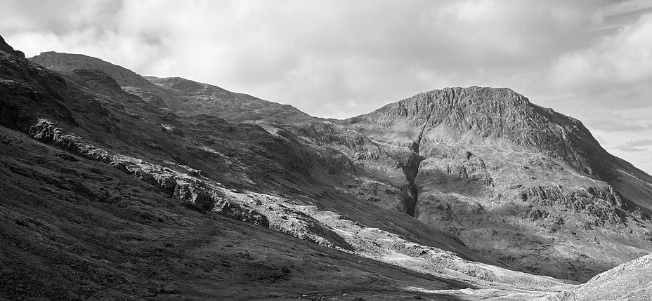 Lingmell sitting above Piers Gill