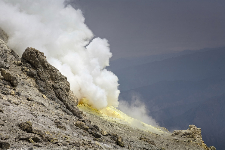 Sulfur emits under the Summit, Damavand (دماوند)