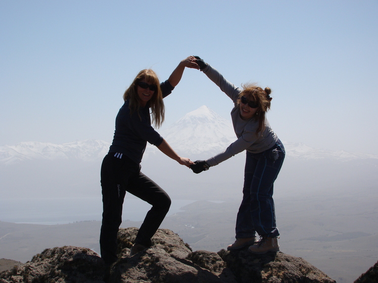 desde el cerro Santa julia   se ve el volcan Lanin