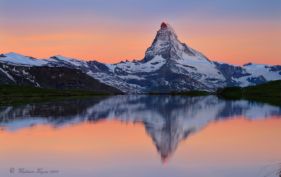 Exciting morning view of Stellisee lake with Matterhorn peak on background, Unter Gabelhorn