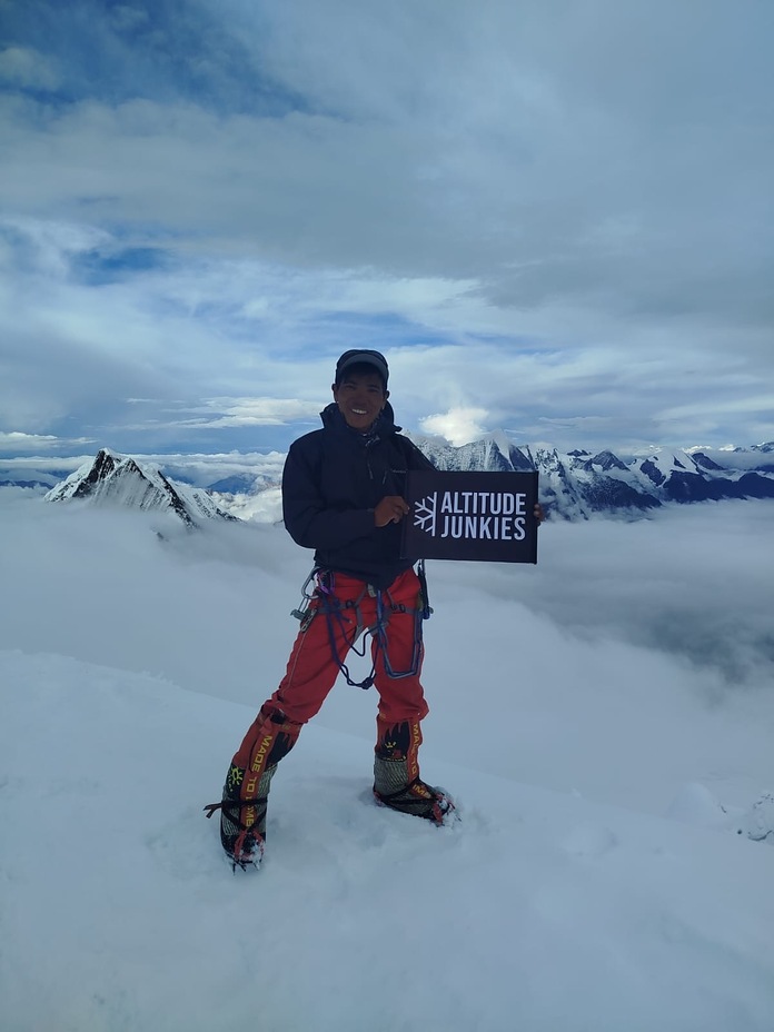 Altitude junkies Kangchenjunga expedition 2025