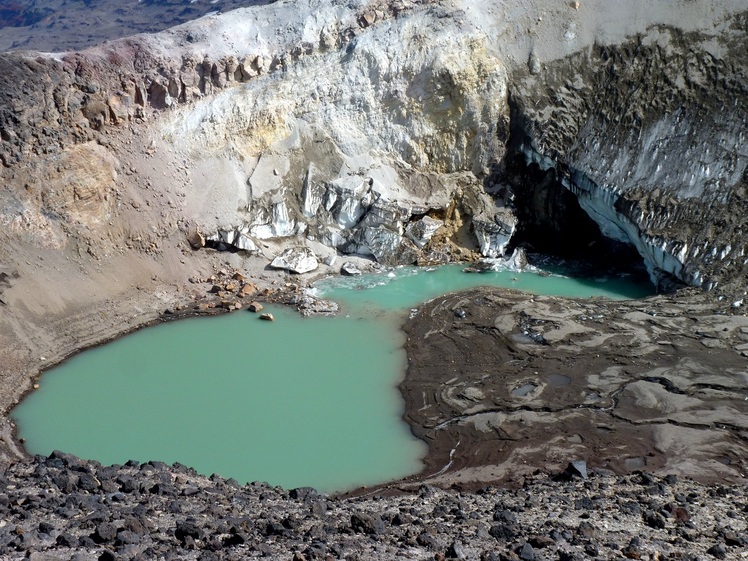 crater secundario del volcán copahue