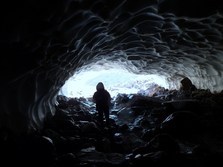 bajo el glaciar en el atravesado