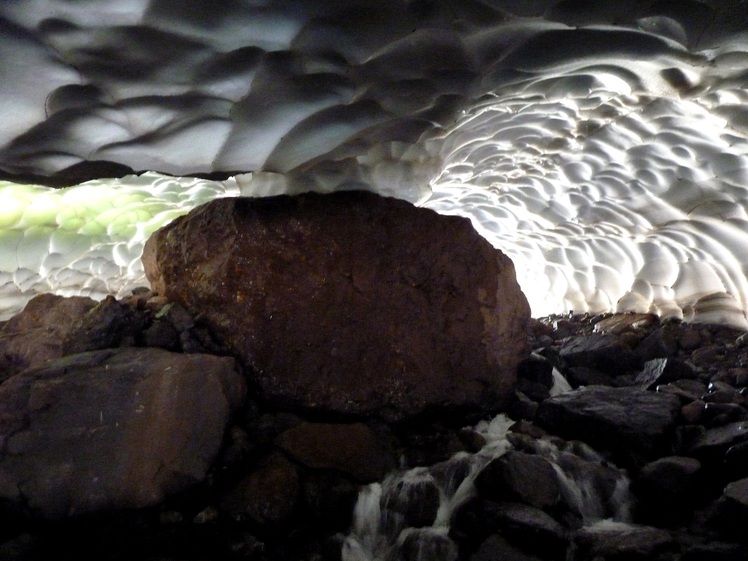 bajo el glaciar en el atravesado