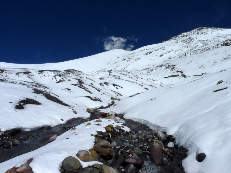 naciente del río agrio en el volcán copahue